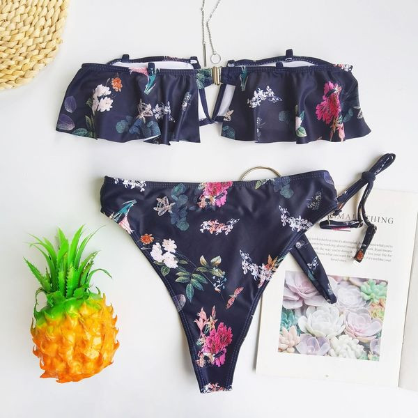 Virágmintás női fürdőruha tetején fürtökkel