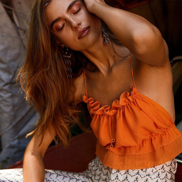 Ženska ležerna majica bez rukava s golim leđima i tankim narančastim naramenicama