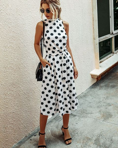 Modern női pöttyös ruha pánttal és övvel