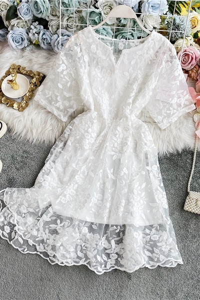 Modern női ruha gumírozott derékkal és hímzéssel