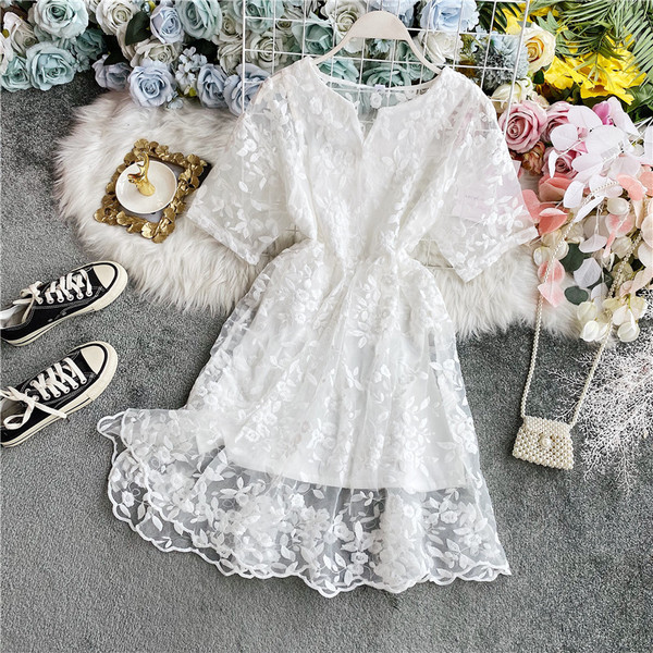 Modern női ruha gumírozott derékkal és hímzéssel