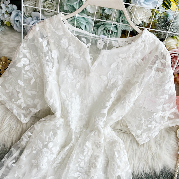 Modern női ruha gumírozott derékkal és hímzéssel