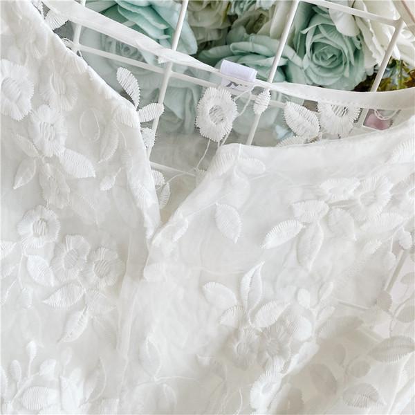 Modern női ruha gumírozott derékkal és hímzéssel