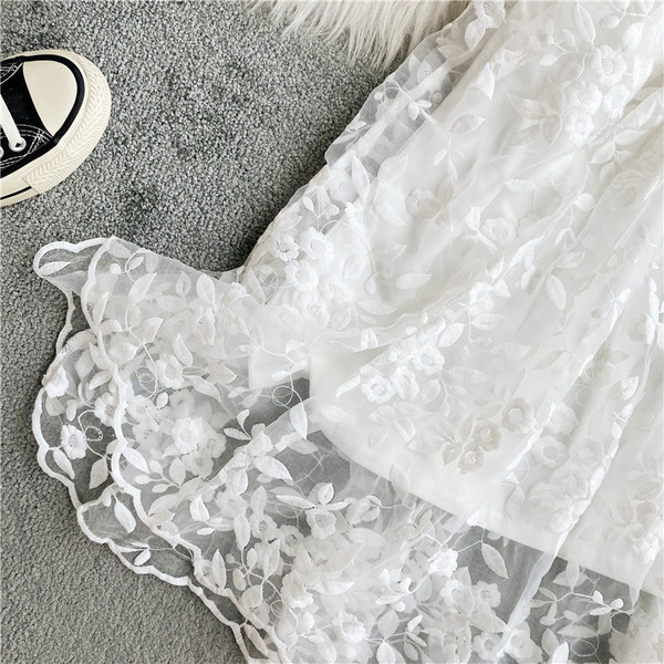 Modern női ruha gumírozott derékkal és hímzéssel