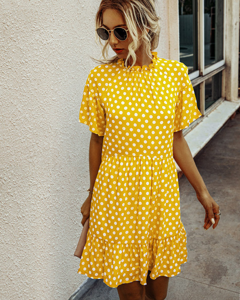 Alkalmi női rövid ruha ovális nyakkivágással és rövid ujjakkal