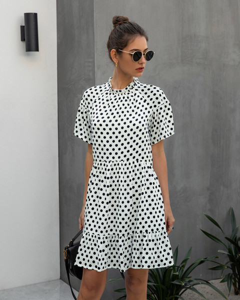 Alkalmi női rövid ruha ovális nyakkivágással és rövid ujjakkal