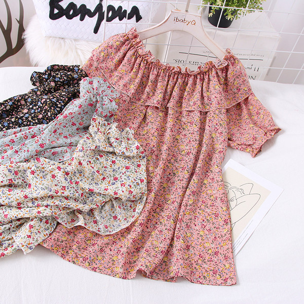 Női széles blúz ovális nyakkivágással és virágmintával