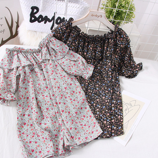 Női széles blúz ovális nyakkivágással és virágmintával