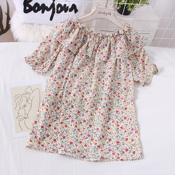 Női széles blúz ovális nyakkivágással és virágmintával