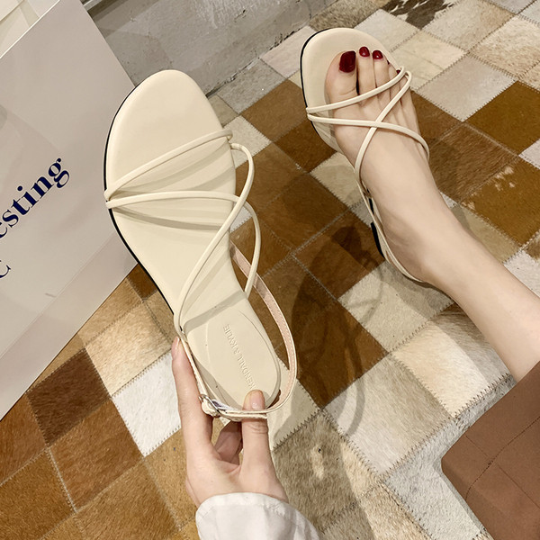 Ženske sandale s ravnim potplatom i vezicama