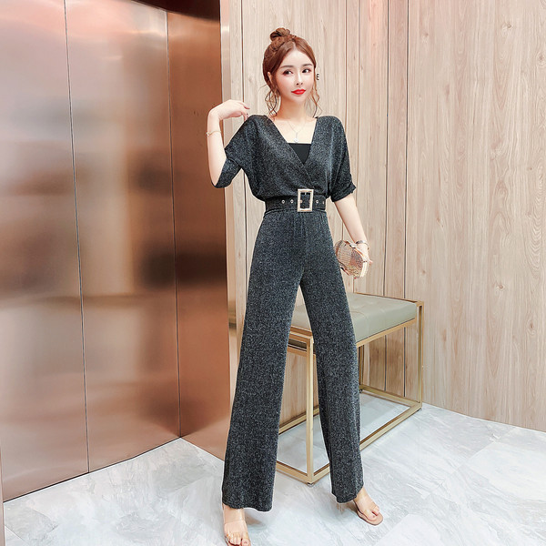 Дамски дълъг гащеризон с дълбоко деколте и лъскав ефект