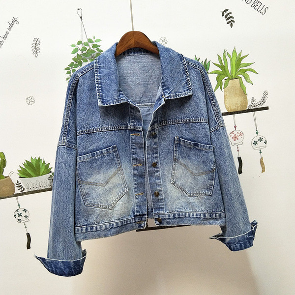 ÚJ modell női farmerdzseki rátéttel és felirattal