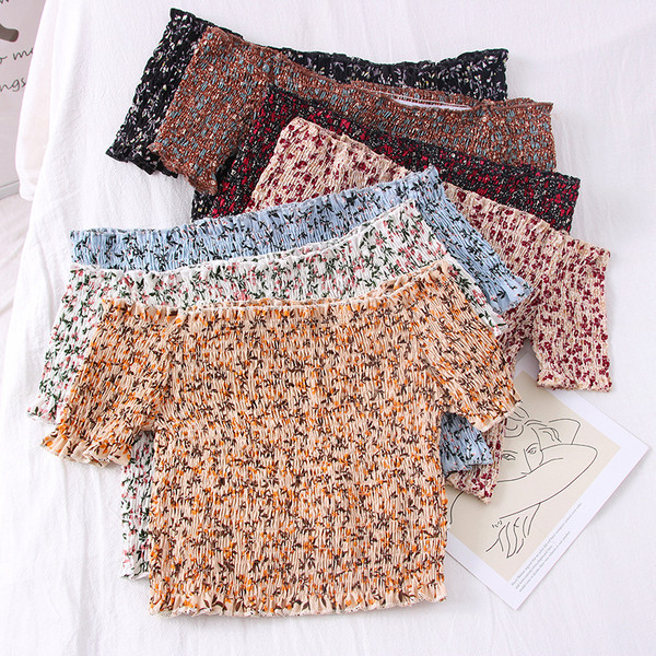 Ženska bluza golih ramena i cvjetnih motiva