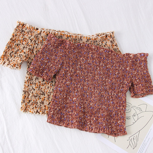 Ženska bluza golih ramena i cvjetnih motiva