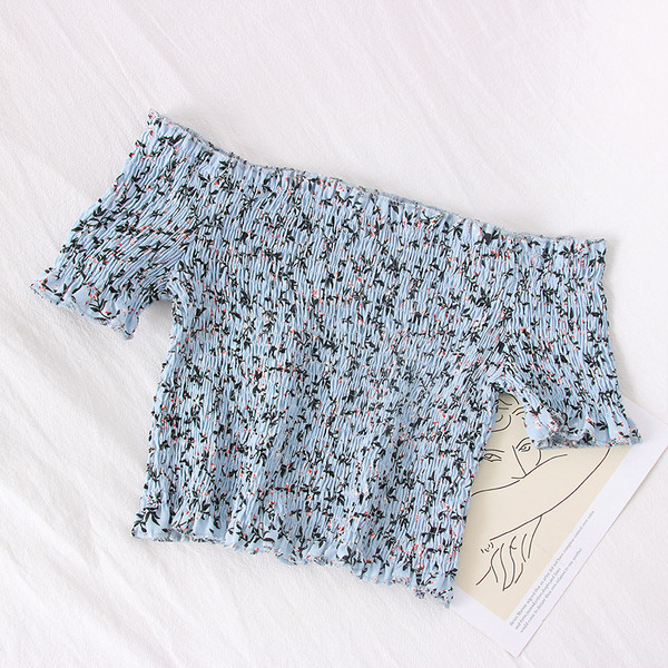 Ženska bluza golih ramena i cvjetnih motiva