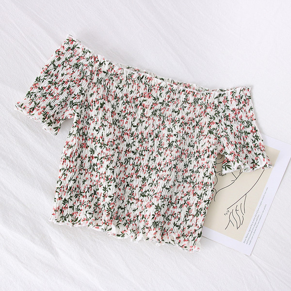 Ženska bluza golih ramena i cvjetnih motiva