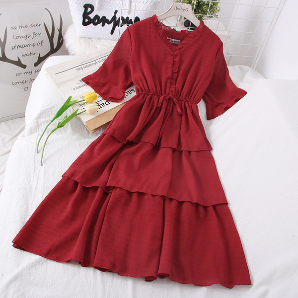 Izrezani model ženske haljine sa špic izrezom i lotos rukavima