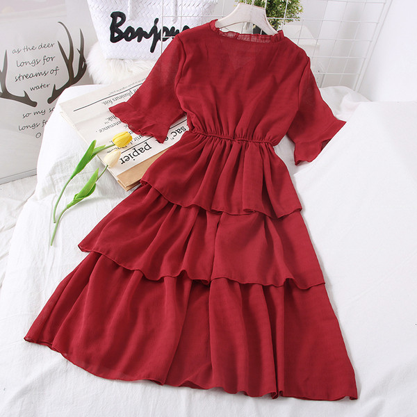 Izrezani model ženske haljine sa špic izrezom i lotos rukavima