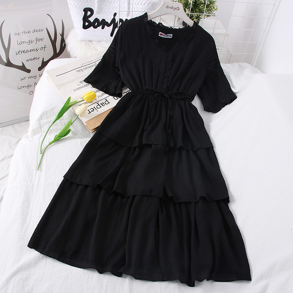 Izrezani model ženske haljine sa špic izrezom i lotos rukavima