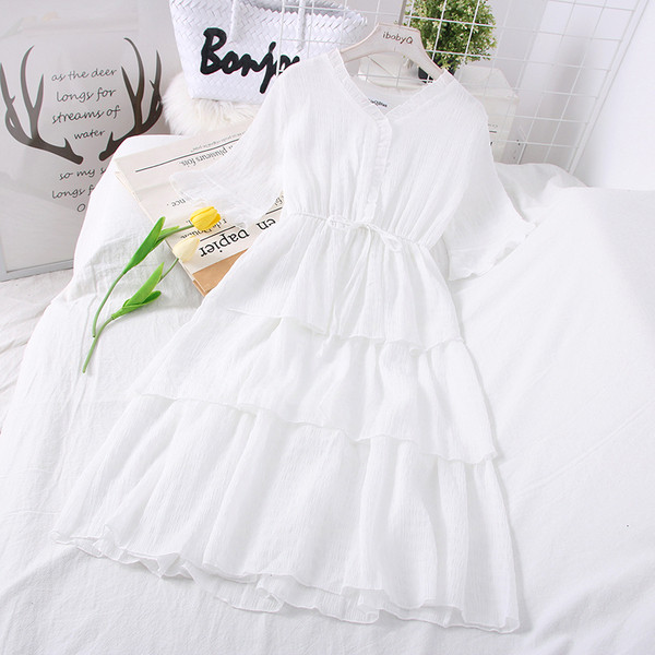 Izrezani model ženske haljine sa špic izrezom i lotos rukavima