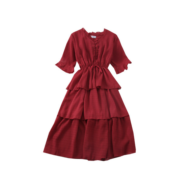 Izrezani model ženske haljine sa špic izrezom i lotos rukavima