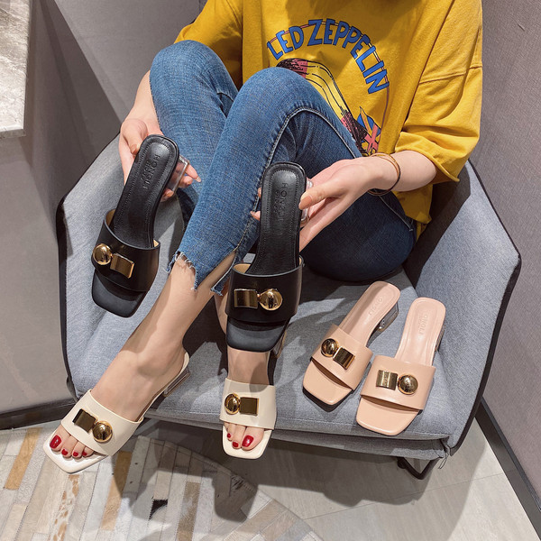 Ženske papuče na nisku debelu petu s metalnim elementom