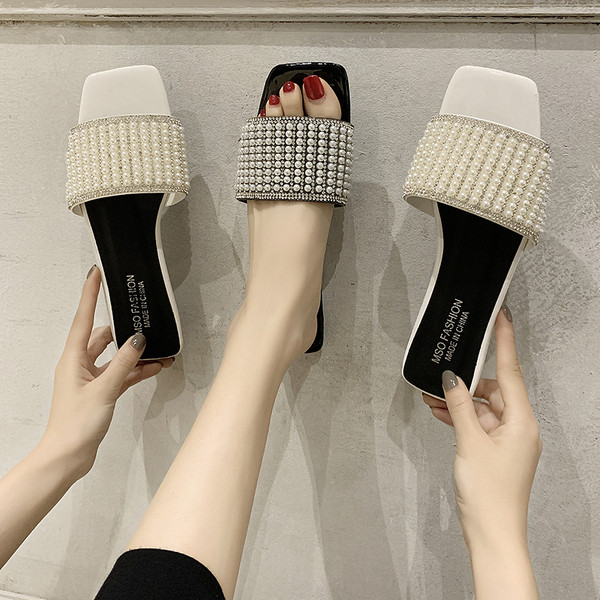 Modern női papucs lapos talppal és gyöngy díszítéssel