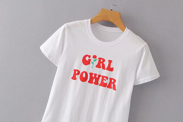 Ležerna majica s bijelim natpisom