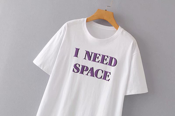 Széles póló fehér felirattal