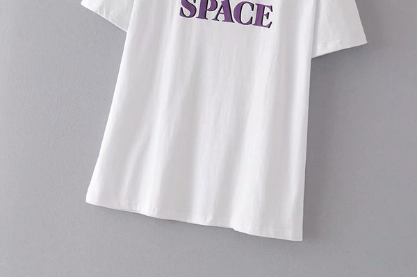 Széles póló fehér felirattal