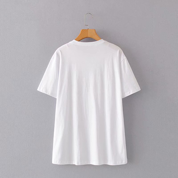 Széles póló fehér felirattal