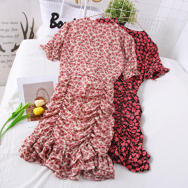 Modern női ruha rövid ujjal, virágmintával és spitz nyakkivágással