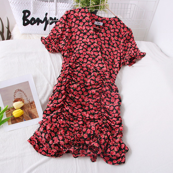 Modern női ruha rövid ujjal, virágmintával és spitz nyakkivágással