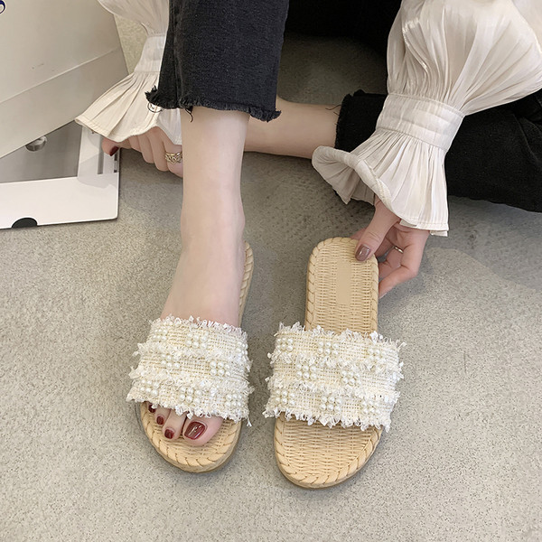 Alkalmi női papucs gyöngyökkel, lapos talppal