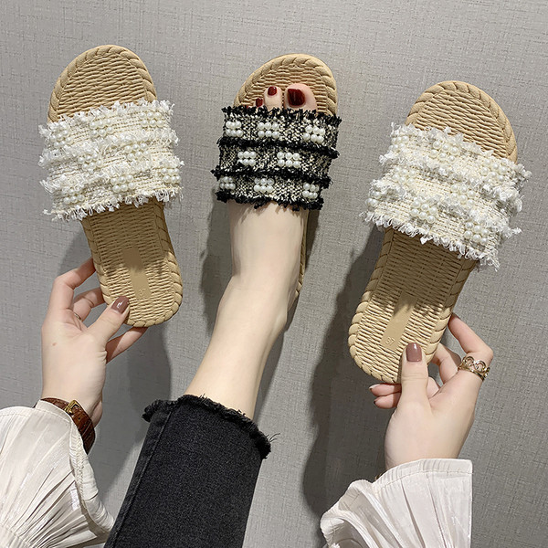 Alkalmi női papucs gyöngyökkel, lapos talppal