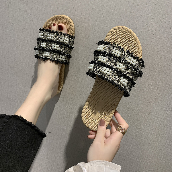 Alkalmi női papucs gyöngyökkel, lapos talppal