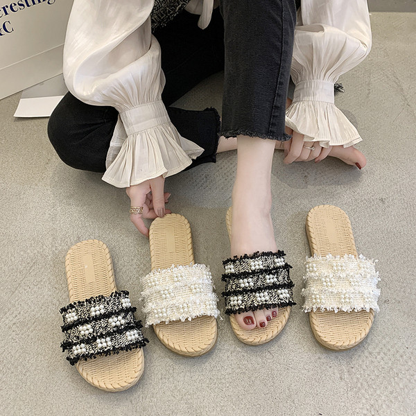 Alkalmi női papucs gyöngyökkel, lapos talppal