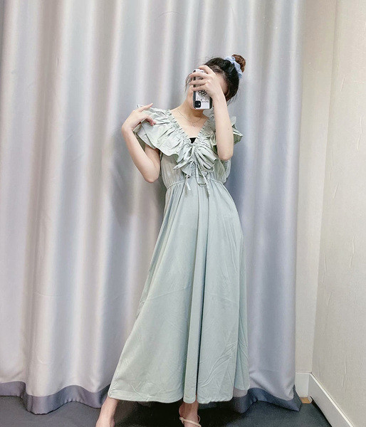 Μακρύ φαρδύ φόρεμα με βαθύ ντεκολτέ και βολάν