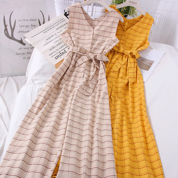 Karirani ženski kombinezon s remenom i špic izrezom