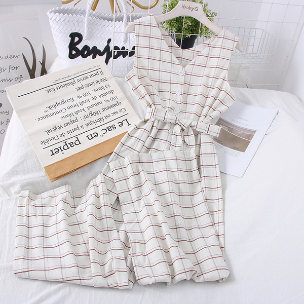 Karirani ženski kombinezon s remenom i špic izrezom