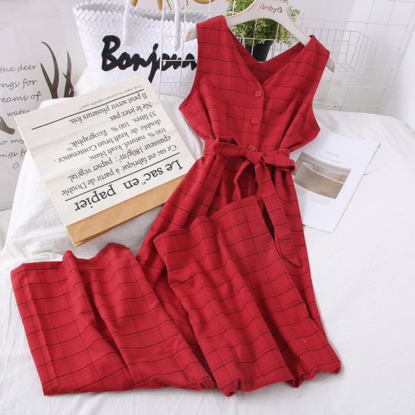 Karirani ženski kombinezon s remenom i špic izrezom