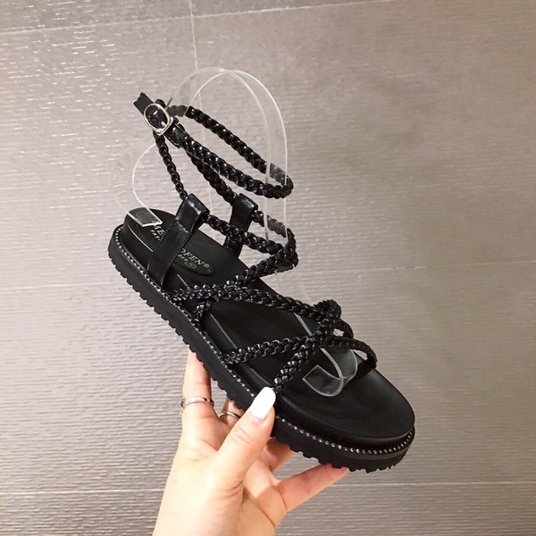 Naiste vabaaja sandaalid lameda talla ja kividega musta värvi