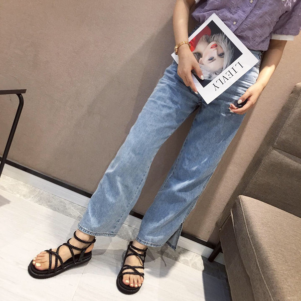 Naiste vabaaja sandaalid lameda talla ja kividega musta värvi