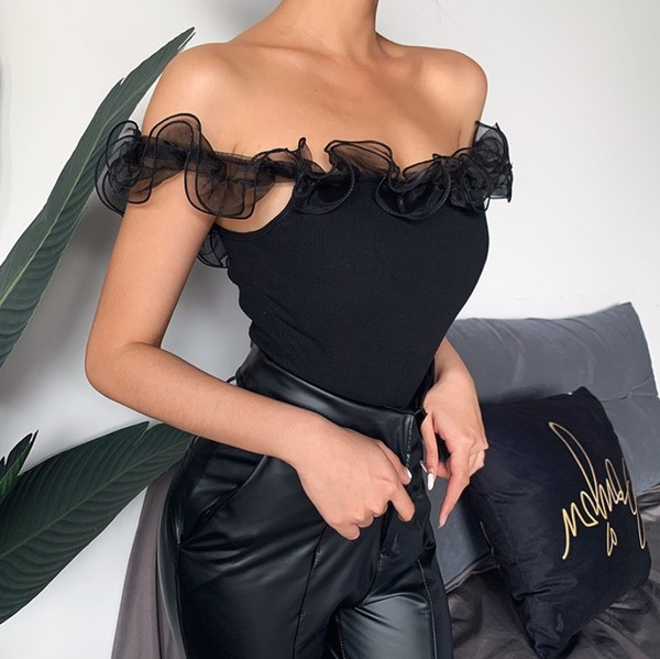 Стилен дамски потник изчистен модел с тънки презрамки в  черен цвят 