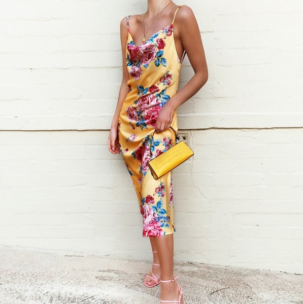 Κομψό γυναικείο φόρεμα με λουλουδάτο μοτίβο και λεπτούς ιμάντες σε κίτρινο χρώμα