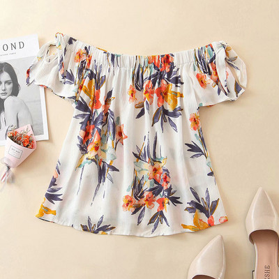 Bluză scurtă cu model floral și umerii goi
