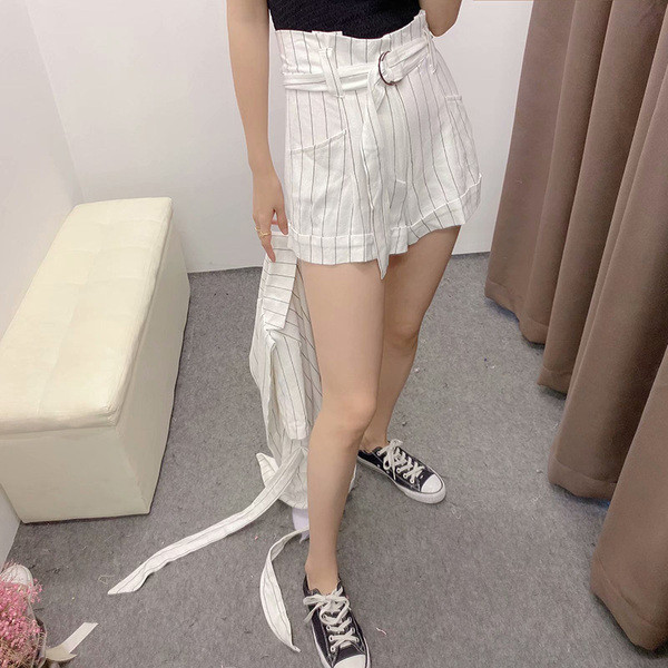 Къси раирани панталони с джобове и колан