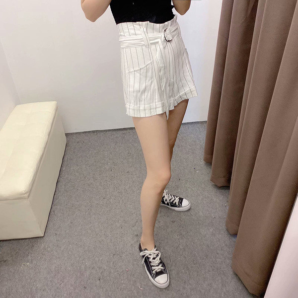 Къси раирани панталони с джобове и колан