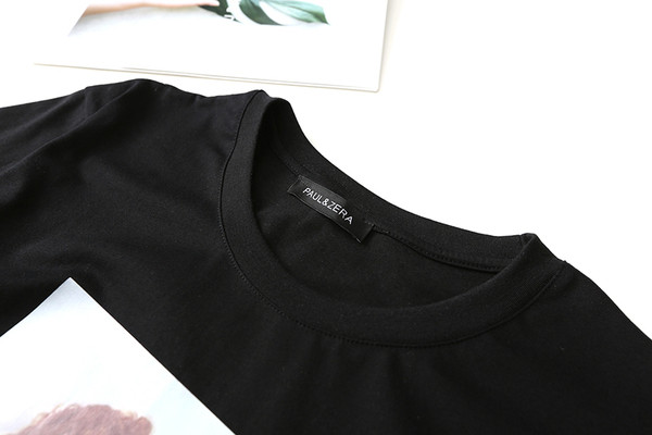 Moderna majica kratkih rukava u crnoj boji i printu