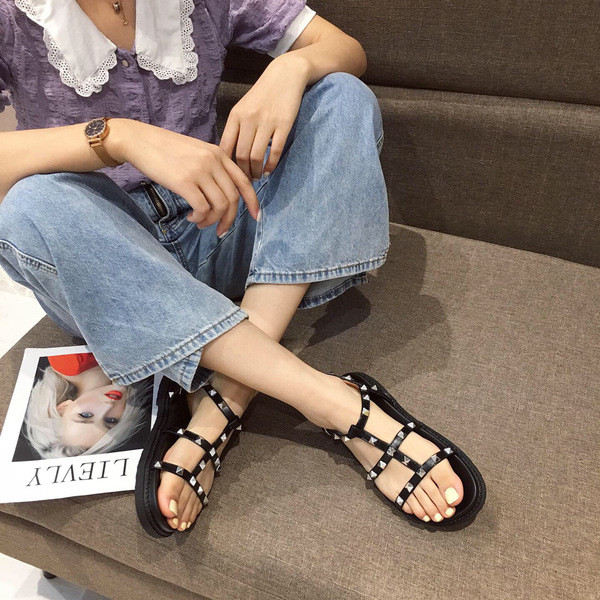 Дамски сандали в черен цвят с нитове